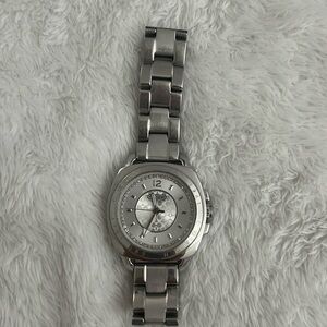 Coach silver women’s  turning knob doesn’t work, does not it work.